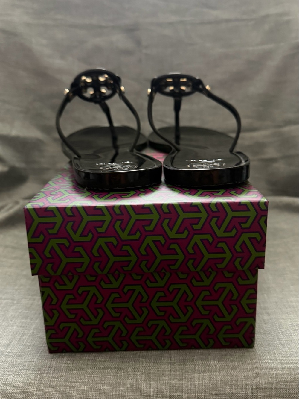 Tory Burch Black Patent Mini Miller Thong Sandal with Gold Logo - Picture 5 of 6